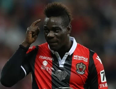 Νέα «τρέλα» Μπαλοτέλι - «Έριξε» άνθρωπο με μηχανάκι στη θάλασσα (βίντεο)